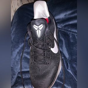 6.5 Kobe Basketball Shoes black and white